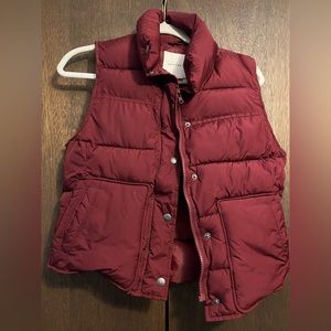 Cozy Burgundy American Eagle puffer vest women’s size small. EUC
